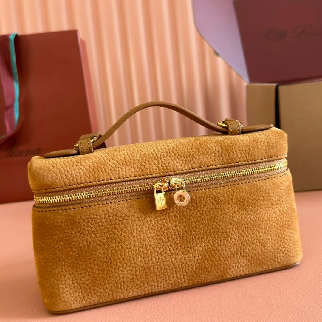 p1160💋💋💋【Original leather configuration counter complete package】 𝐋𝐨𝐫𝐨 𝐏𝐢𝐚𝐧@ Extra pocket L19 series handbag/crossbody bag, all steel deerskin, the most comfortable life is not defined, just like loro The material design of pian@ does not require complicated design styles. The simple and soft outline is elegant and durable, like an exquisite cosmetic case, which perfectly balances appearance and functionality. The leather is delicate and feels as soft as butter. The small bag has a large capacity. It is not only portable with a thin shoulder strap, but can also be worn cross-body. Sisters who have a special liking for minimalist style can buy it. It is simple and versatile. The simpler, the more different. Stars and Instagram celebrities are all planting it. There are two sizes of 19 cm and 27 cm. One is exquisite and casual, and the other is elegant and grand. Size: Small: length 19×width 7×height 12cm (